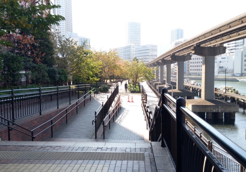 芝浦アイランドグローヴタワー前の歩道