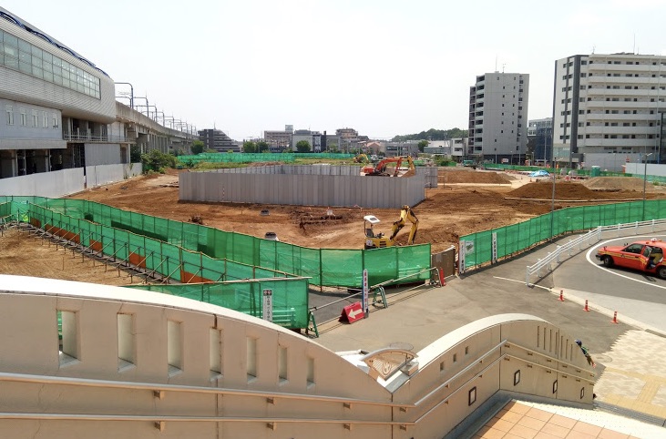 駅西側の工事現場の写真