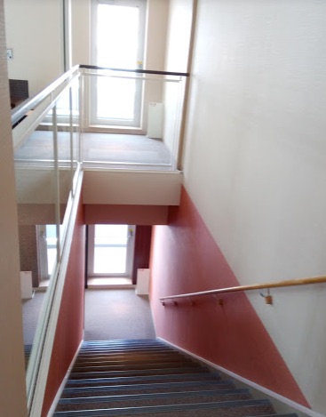 リゾートラウンジ上層階と下層階を繋ぐ階段