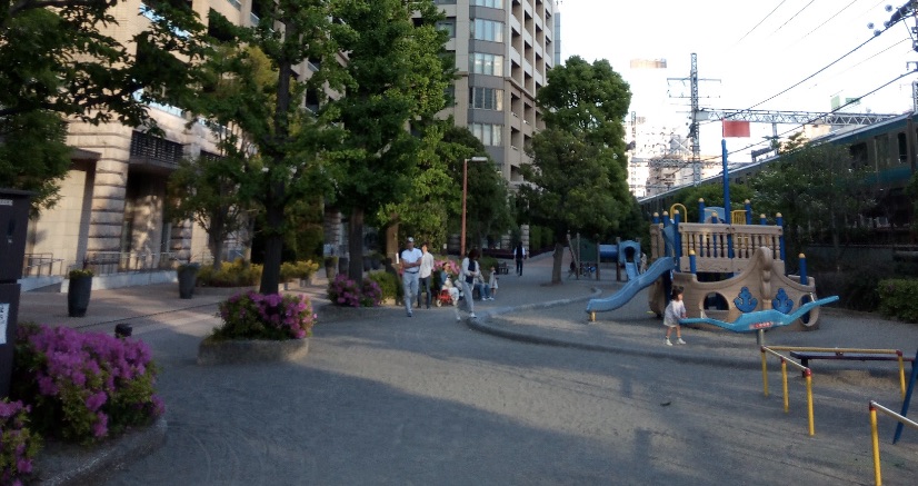 カテリーナ三田横の公園