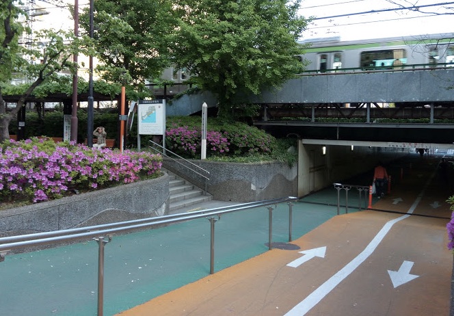 カテリーナ三田横の高架