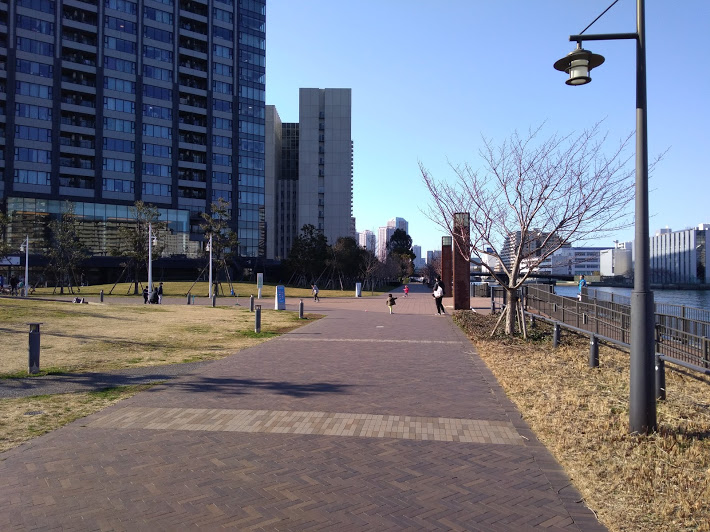 マンションと運河の間のスペース